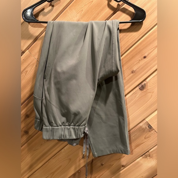 Lululemon On The Fly 7/8 Pants in Dark Olive - Picture 4 of 12